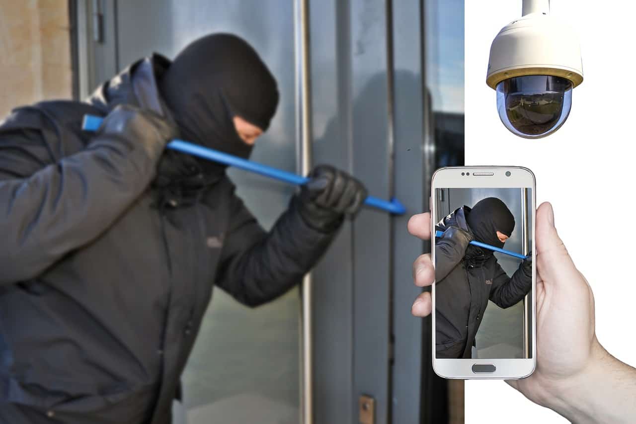 Zabezpieczenia przed kradzieżą – rozwiązania wewnątrz i na zewnątrz domu